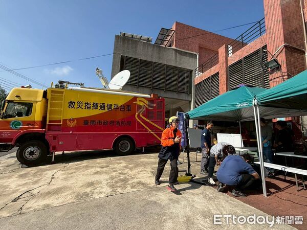 ▲台南市消防局第四救災救護大隊於左鎮分隊辦理救災指揮通信平台車暨前進指揮站實地訓練,強化偏遠地區災時通訊應變能力。(記者林東良翻攝,下同)