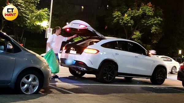 婦唱夫隨1/熊熊拚直播賣貨醞釀二胎 帥哥老公當神隊友溫馨接送