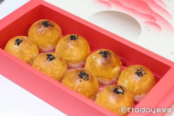 ▲陳耀訓蛋黃酥。(圖/記者黃士原攝)