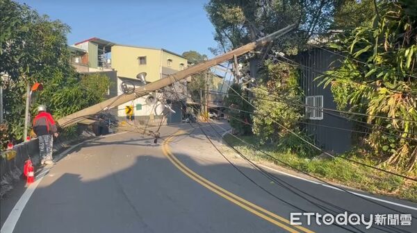 ▲▼新北市三峽區發生電桿倒塌事件,一名女騎士遭波及送醫。(圖/記者陳以昇翻攝,下同)