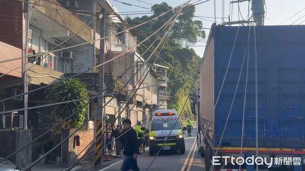 ▲▼新北市三峽區發生電桿倒塌事件,一名女騎士遭波及送醫。(圖/記者陳以昇翻攝,下同)