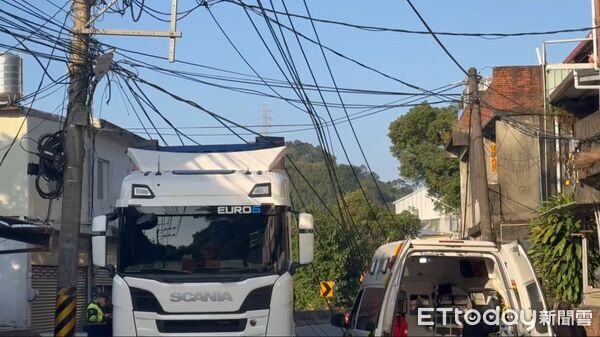 ▲▼新北市三峽區發生電桿倒塌事件,一名女騎士遭波及送醫。(圖/記者陳以昇翻攝,下同)