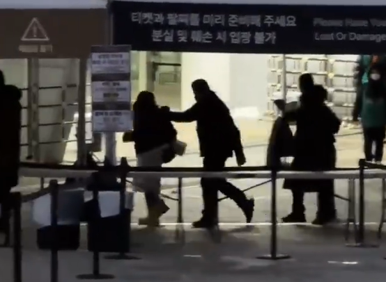 ▲▼中國人慘了!GD首爾演唱會爆「鎮壓黃牛」。(圖/翻攝自微博)