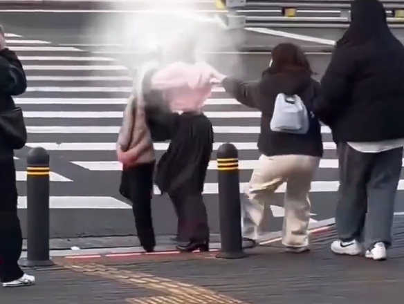 ▲多名中國人跑給工作人員追。(圖/翻攝自微博)