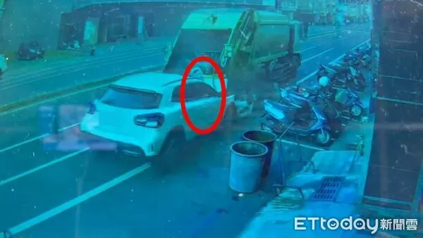 ▲台南女清潔員遭賓士撞死,撞擊瞬間曝光。(圖/記者林東良翻攝,下同)