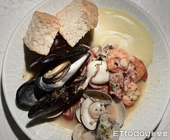 ▲VG the Seafood Bar Taipei-蒜味香草豪華海鮮鍋。(圖/有趣市集提供)