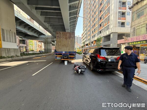 ▲▼ 中和一輛卡車與機車發生擦撞,女騎士大腿斷肢送醫。(圖/記者陳以昇翻攝)