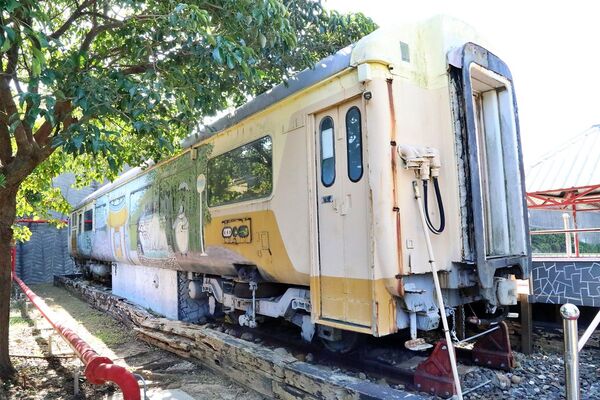 ▲▼楊梅景點全台唯一「自強號車廂土地公廟」!鐵道迷必訪的秘境廟宇,百年伯公與英國貴婦的奇幻相遇。(圖/部落客VIVIYU提供)