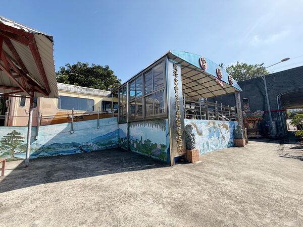 ▲▼楊梅景點全台唯一「自強號車廂土地公廟」!鐵道迷必訪的秘境廟宇,百年伯公與英國貴婦的奇幻相遇。(圖/部落客VIVIYU提供)