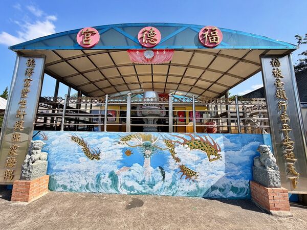 ▲▼楊梅景點全台唯一「自強號車廂土地公廟」!鐵道迷必訪的秘境廟宇,百年伯公與英國貴婦的奇幻相遇。(圖/部落客VIVIYU提供)