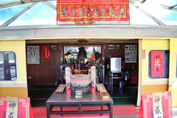 ▲▼楊梅景點全台唯一「自強號車廂土地公廟」!鐵道迷必訪的秘境廟宇,百年伯公與英國貴婦的奇幻相遇。(圖/部落客VIVIYU提供)