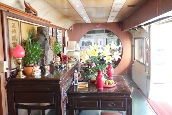 ▲▼楊梅景點全台唯一「自強號車廂土地公廟」!鐵道迷必訪的秘境廟宇,百年伯公與英國貴婦的奇幻相遇。(圖/部落客VIVIYU提供)