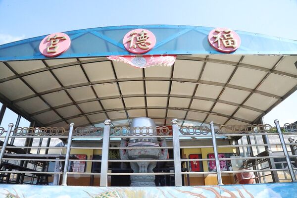 ▲▼楊梅景點全台唯一「自強號車廂土地公廟」!鐵道迷必訪的秘境廟宇,百年伯公與英國貴婦的奇幻相遇。(圖/部落客VIVIYU提供)