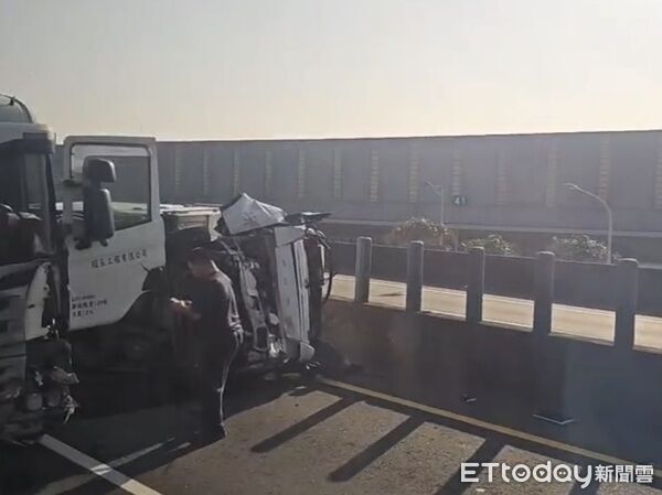 ▲▼導致小貨車翻覆扭曲變形,被砂石車夾在內側護欄間,。(圖/大園警分局提供)