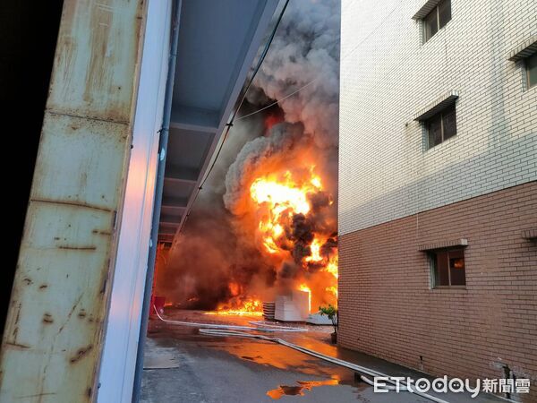 ▲高雄塑膠工廠發生大火。(圖/記者許宥孺翻攝)