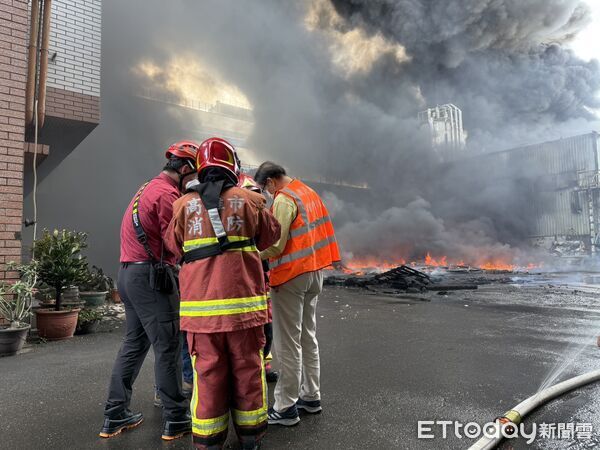 ▲高雄塑膠工廠發生大火。(圖/記者許宥孺翻攝)