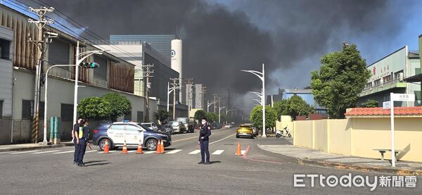 ▲▼大發工業區塑膠工廠火警,警方出動交管。(圖/記者賴文萱翻攝)