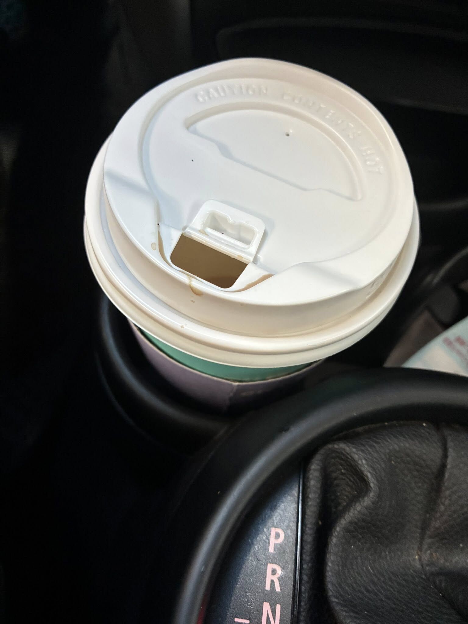 ▲▼謝麗金喝隔夜咖啡「喝到小強」打開杯蓋崩潰。(圖/翻攝自Facebook/謝麗金)