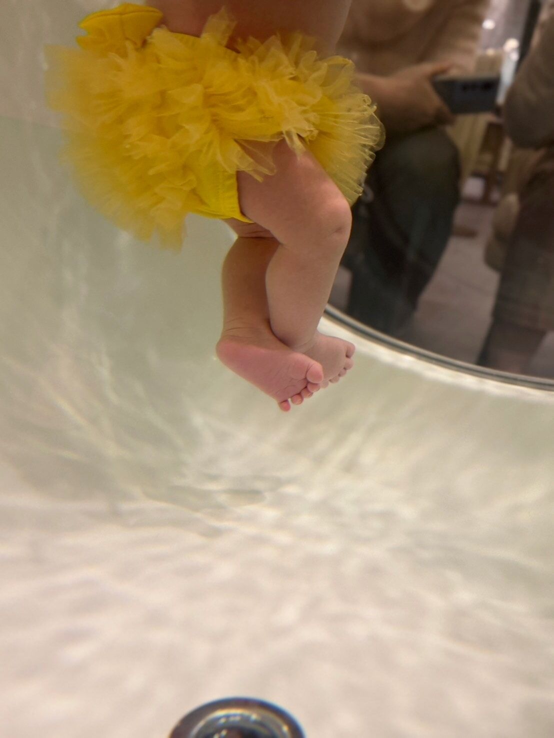 ▲▼連晨翔「顧娃顧到睡著」全被劉品言拍下:女兒很會哄睡我。(圖/翻攝自Facebook/連晨翔 Simon)