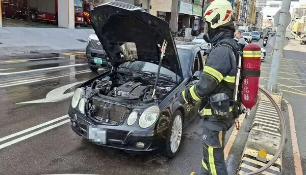 ▲賓士車竄濃煙,彰化縣消防局火速灌水搶救。(圖/消防提供)