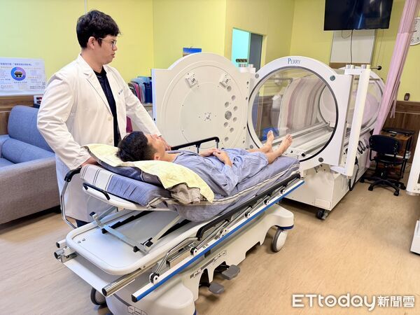 ▲新營醫院提供高壓氧治療名額,協助後壁烏樹林火災第一線消防人員進行健康評估。(記者林東良翻攝,下同)