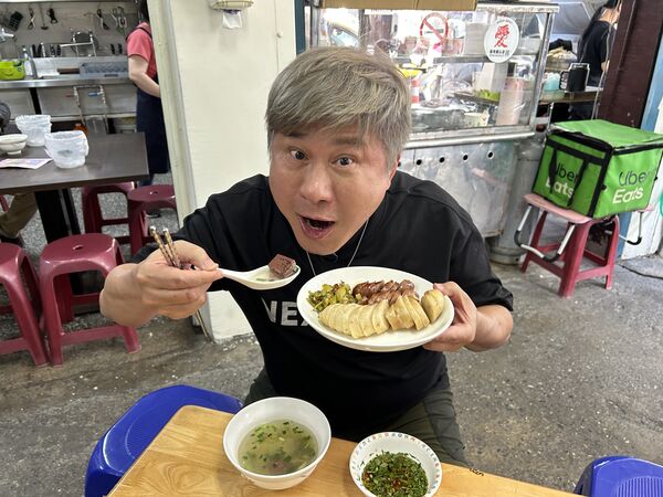 ▲胡瓜花蓮吃美食。(圖/下面一位)