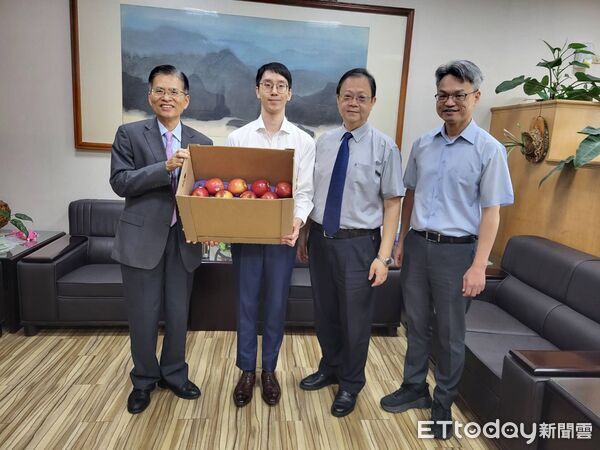 ▲中高分檢檢察長林錦村赴南投地檢署致贈水果,由蘇厚仁〈左2〉 代表受贈。(圖/記者高堂堯翻攝)