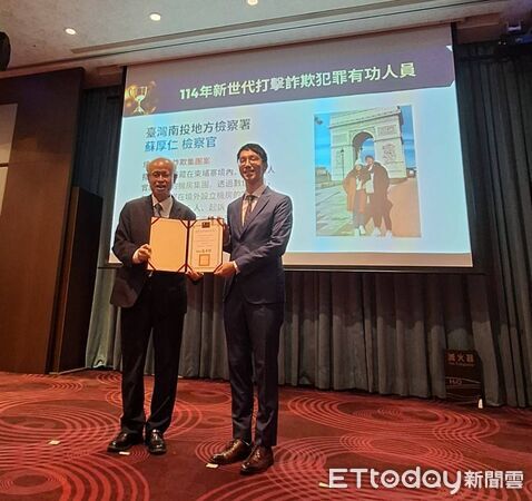 ▲臺灣高等檢察署檢察長張斗輝(左起)頒獎予檢察官蘇厚仁。(圖/記者高堂堯翻攝)