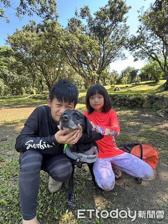 退役緝毒犬Xylon與家人。(圖/Xylon爸爸提供)