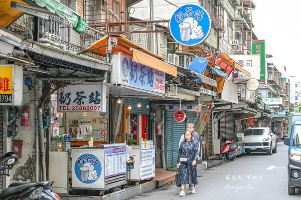 ▲▼台北大龍峒美食「奶茶站飲料坊」,在地人從小喝到大近30年老店!珍珠奶茶25元平價CP值高。(圖/部落客周花花提供)