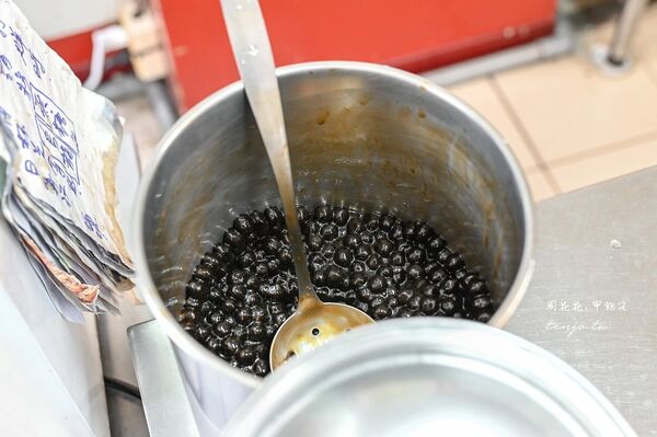 ▲▼台北大龍峒美食「奶茶站飲料坊」,在地人從小喝到大近30年老店!珍珠奶茶25元平價CP值高。(圖/部落客周花花提供)