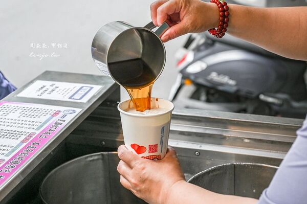 ▲▼台北大龍峒美食「奶茶站飲料坊」,在地人從小喝到大近30年老店!珍珠奶茶25元平價CP值高。(圖/部落客周花花提供)