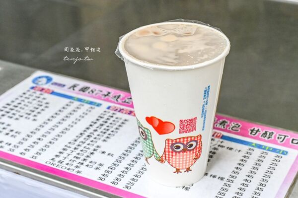 ▲▼台北大龍峒美食「奶茶站飲料坊」,在地人從小喝到大近30年老店!珍珠奶茶25元平價CP值高。(圖/部落客周花花提供)