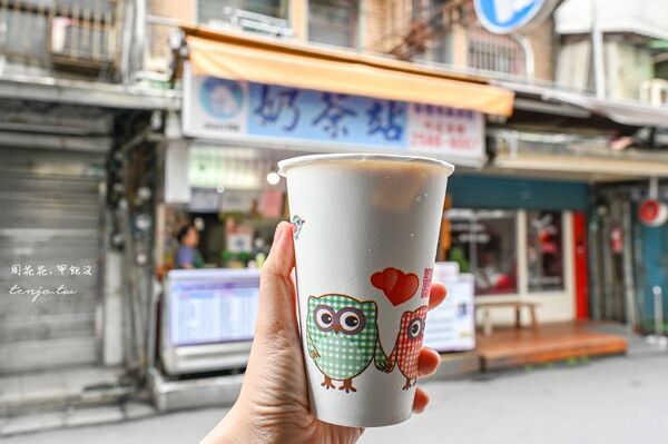 ▲▼台北大龍峒美食「奶茶站飲料坊」,在地人從小喝到大近30年老店!珍珠奶茶25元平價CP值高。(圖/部落客周花花提供)