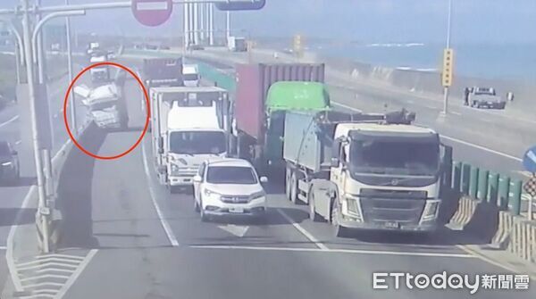 ▲▼台61西濱快速道路小貨車閃避前方停等車流,先撞護欄再追撞2大貨車 。(圖/記者陳以昇翻攝)