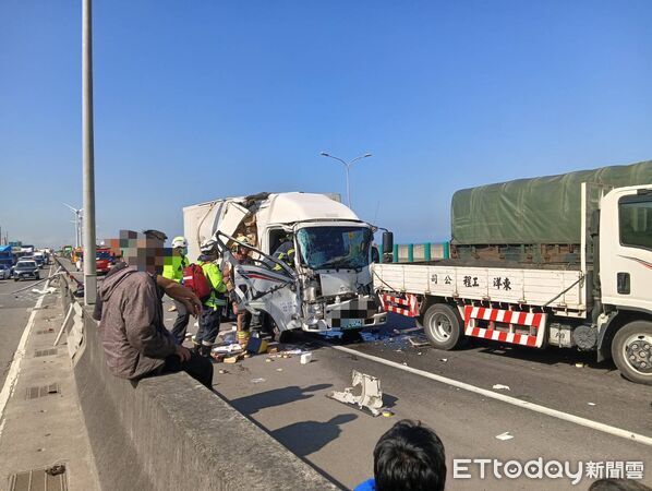 ▲▼台61西濱快速道路小貨車閃避前方停等車流,先撞護欄再追撞2大貨車 。(圖/記者陳以昇翻攝)
