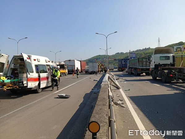 ▲▼台61西濱快速道路小貨車閃避前方停等車流,先撞護欄再追撞2大貨車 。(圖/記者陳以昇翻攝)