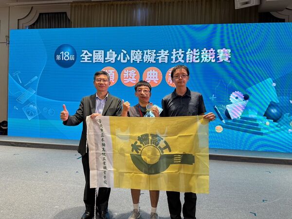 ▲▼晏緒恩連續獲全國身心障者技能競賽金牌 與培訓師長合影(圖/陽光基金會提供)