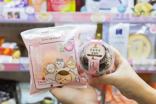 ▲▼7-ELEVEN草莓季開跑,推出多款夢幻甜點、烘焙麵包。(圖/業者提供)