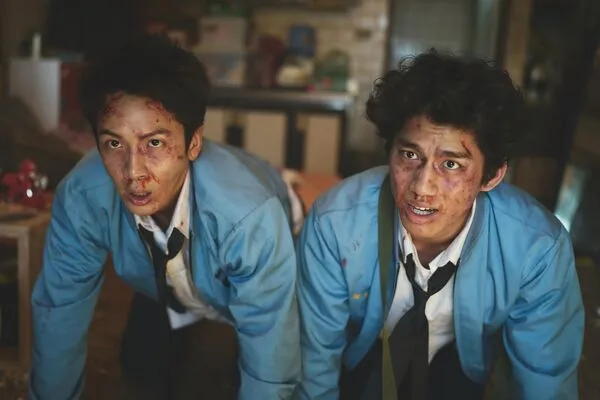 ▲柯震東、王淨、朱軒洋在《功夫》中拜戴立忍為師,在城市裡行俠仗義。(圖/麻吉砥加提供)