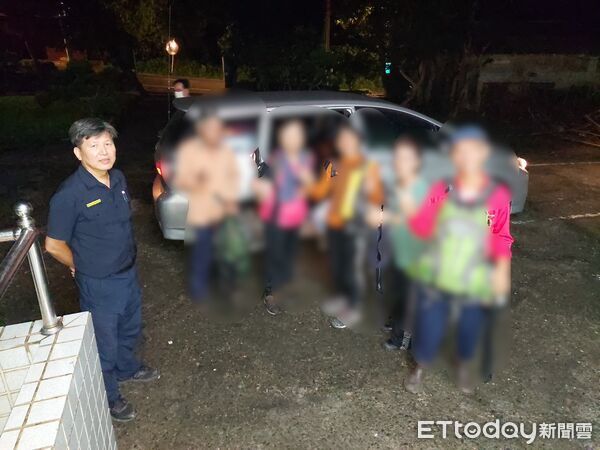 ▲警方協助安排車輛,將五名山友安全載往斗六火車站,眾人臨別前頻頻致謝。(圖/記者游瓊華翻攝)