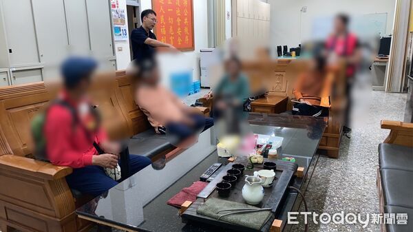 ▲警方協助安排車輛,將五名山友安全載往斗六火車站,眾人臨別前頻頻致謝。(圖/記者游瓊華翻攝)