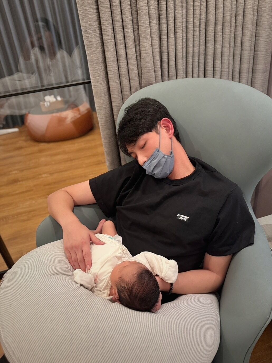 ▲▼連晨翔「顧娃顧到睡著」全被劉品言拍下:女兒很會哄睡我。(圖/翻攝自Facebook/連晨翔 Simon)