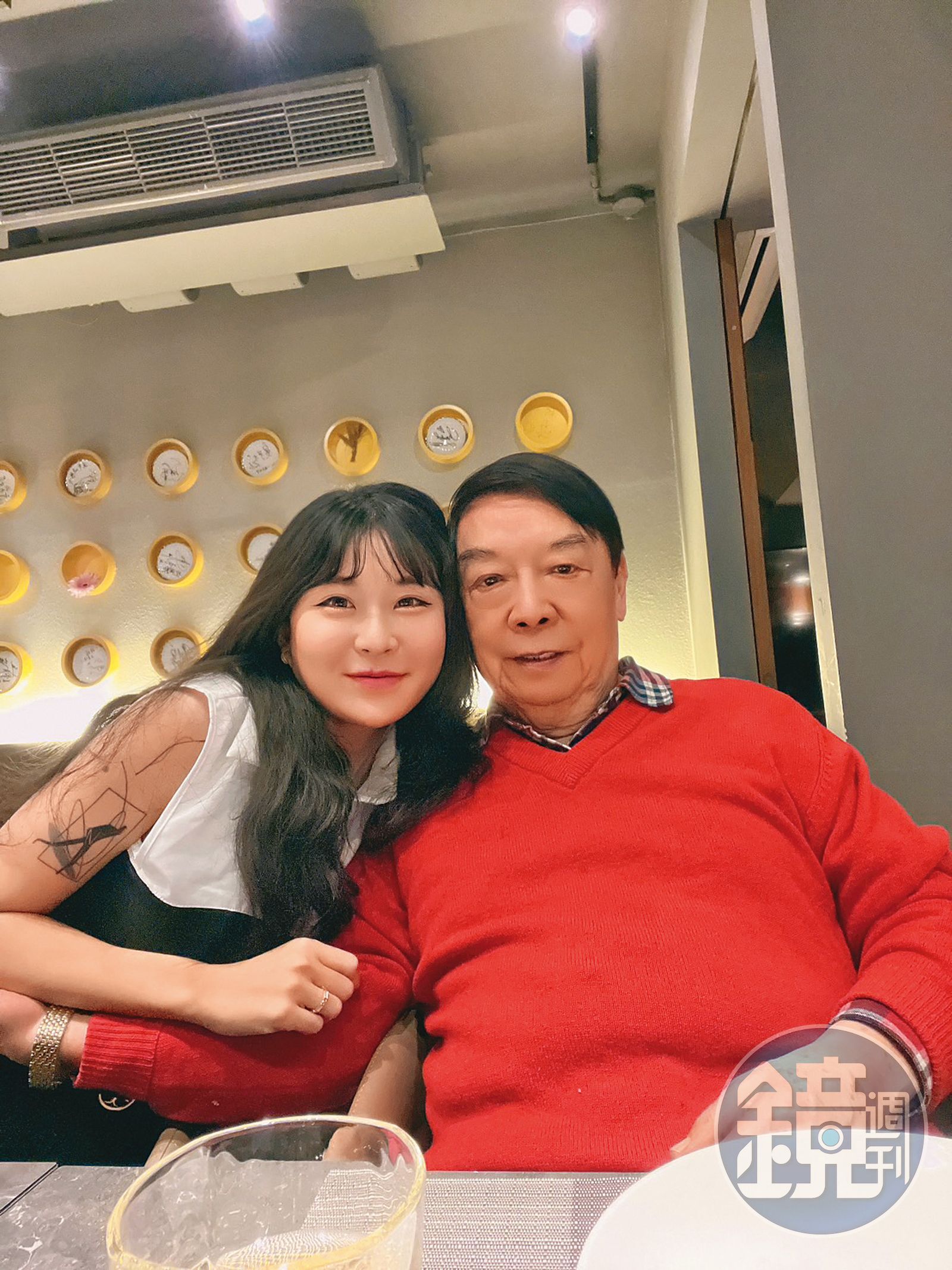 年輕可愛的網紅仙塔律師(左)備受王廣德(右)關愛,甚至因此招惹名媛吃醋。(讀者提供)