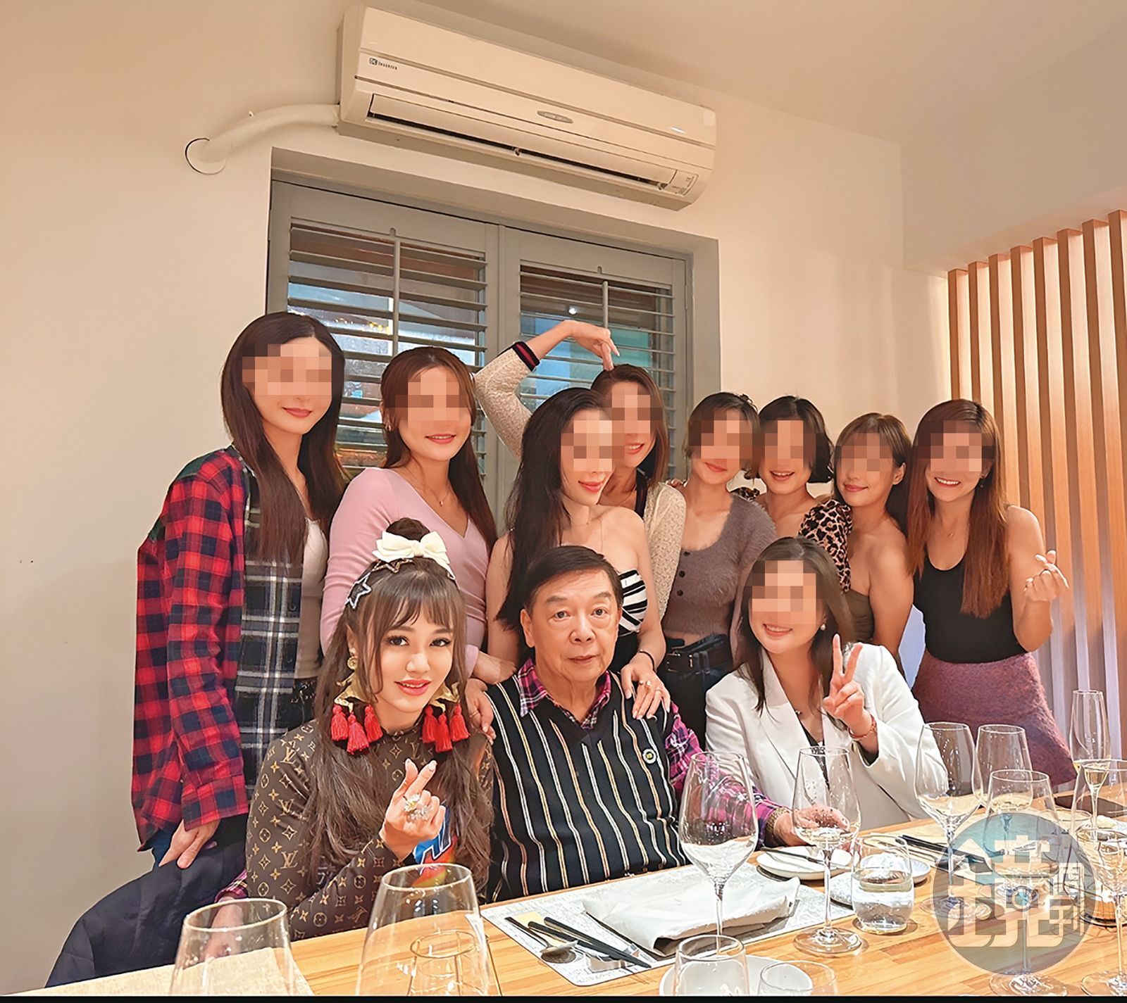 去年耶誕節,帝寶名媛李珍妮(前左)因出席飯局,卻對其他女生出言不遜,引發一場名媛內戰。(讀者提供)