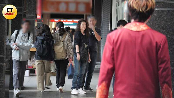 甜蜜合夥人1/葉全真EMBA同學變戀人 牽手散步被認出原地解散