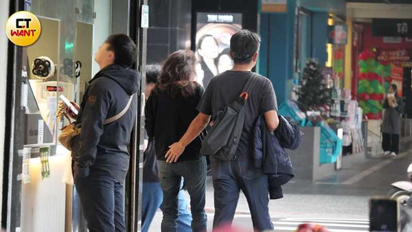 甜蜜合夥人1/葉全真EMBA同學變戀人 牽手散步被認出原地解散