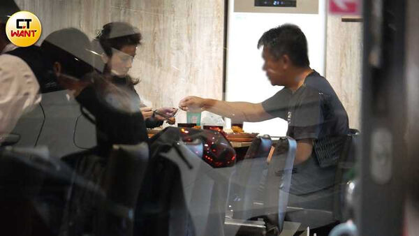 甜蜜合夥人1/葉全真EMBA同學變戀人 牽手散步被認出原地解散