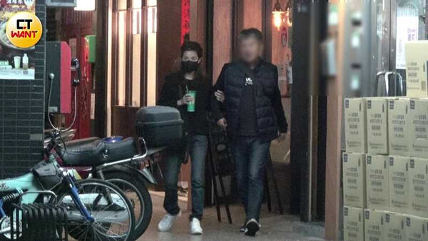 甜蜜合夥人1/葉全真EMBA同學變戀人 牽手散步被認出原地解散