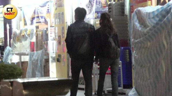 甜蜜合夥人1/葉全真EMBA同學變戀人 牽手散步被認出原地解散